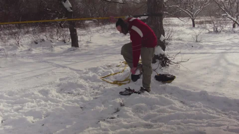 Caucasian man practicing slackline in the winter forest. 스톡 동영상 147161131