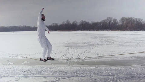 Caucasian man practicing slackline in the winter forest. Vídeo Stock 148285256