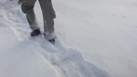 Caucasian man sets slackline between trees in the winter forest. 스톡 동영상 146961757