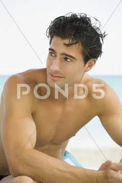 Caucasian man sitting outdoors Stock-Fotos