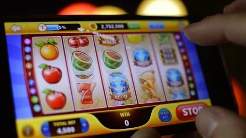 Caucasian man with slot addiction using an online slot machine app. 库存影片 213955678