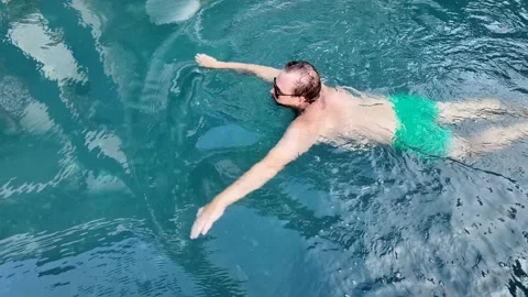 Caucasian Man Swimming in Pool 스톡 동영상 291393391