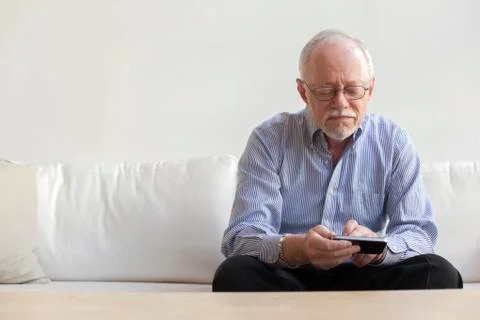 Caucasian man using tablet computer on sofa Stockfoto's