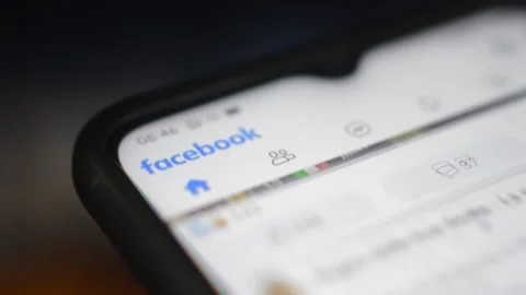 Caucasian man's hand scroll facebook social network app on a city night. 스톡 동영상 245477397