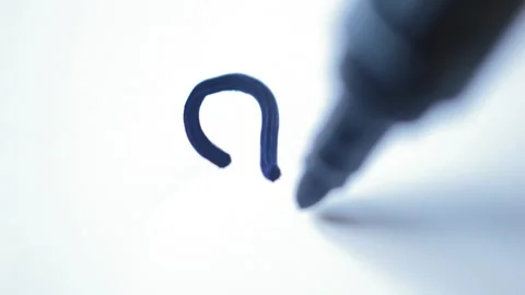 Caucasian man's hand using black marker for drawing a question mark. 스톡 동영상 221341267