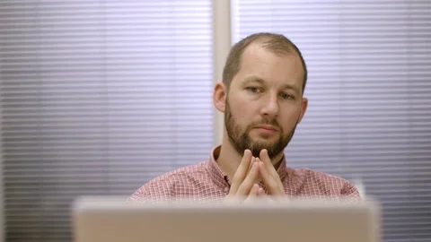Caucasian office worker with beard thinking at his desk has a great idea. Stock Footage 73122746