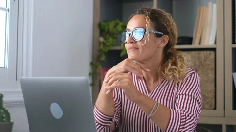 Caucasian reflexive looking at laptop screen, reflexing on work, businesswoman i Stock-Footage 151322136