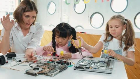 Caucasian teacher teaching students about digital electrical tool. Erudition. Stock Footage 282688632