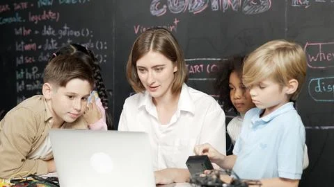 Caucasian teacher using laptop and explain about engineering system. Erudition. Foto stock
