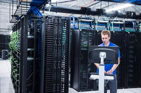 Caucasian technician using computer in server room Foto stock