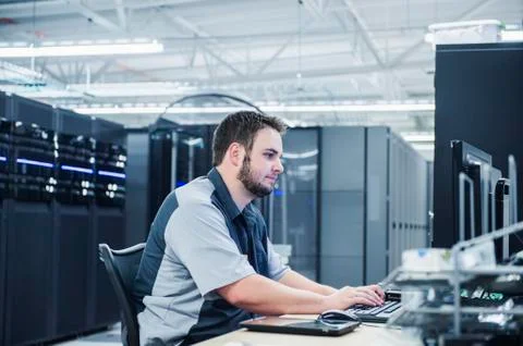 Caucasian technician using computer in server room Foto stock