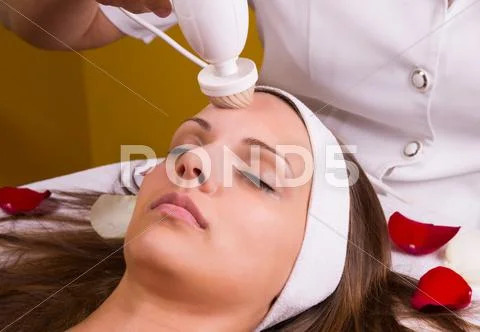 Caucasian woman at the beautician. Stock Photos