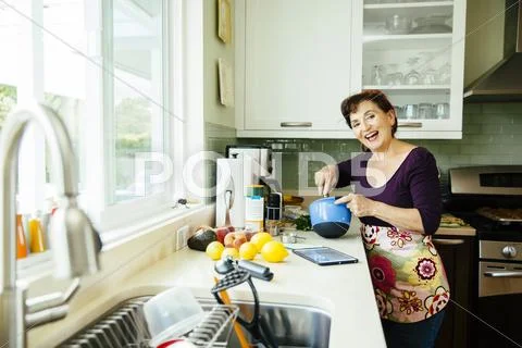 Caucasian woman cooking in kitchen Stock-Fotos