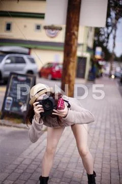 Caucasian woman photographing outdoors Stock-Fotos