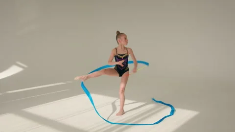 Caucasian woman schoolgirl kid daughter child little girl artistic female ballet Vidéo 292554430