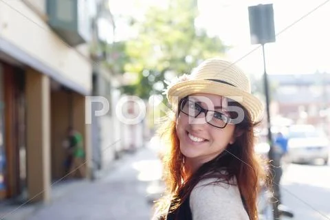 Caucasian woman smiling outdoors Stock-Fotos