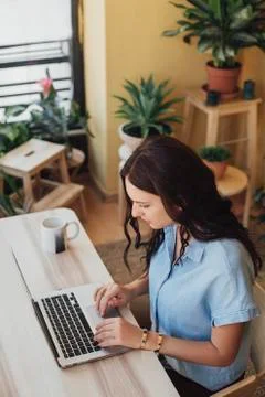 Caucasian woman using laptop at desk 库存照片
