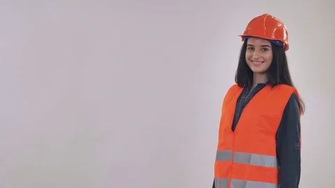 Caucasian worker presenting products 스톡 동영상 83239988