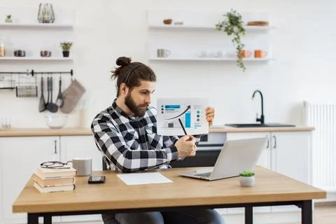 Caucasian worker providing statistical analysis using modern technologies. Foto stock