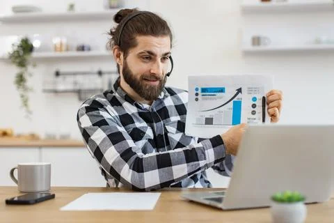 Caucasian worker providing statistical analysis using modern technologies. Foto stock