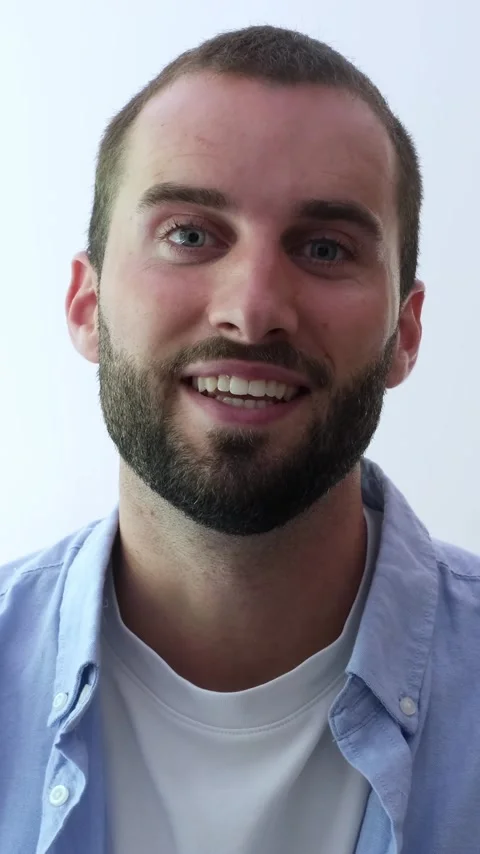 Caucasian young man with a beard and blue eyes talking, gesturing, and smiling Vídeos de archivo 345078758