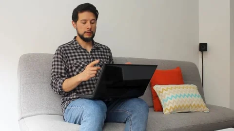 Caucasic man doing a job presentation in a video meeting Vídeo Stock 340583563