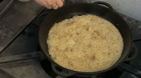 Cauldron with Bubbling pilaf 库存影片 960337