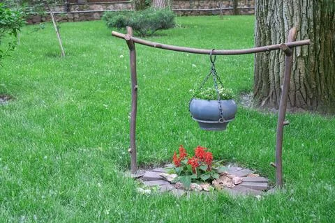 A cauldron for cooking on a decorative fire Foto stock