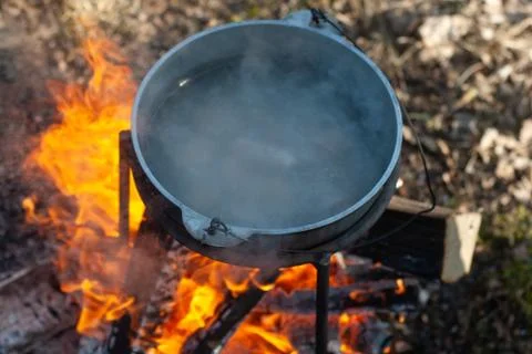 The cauldron on the fire the view from the top, boiling water in the pot, Foto stock