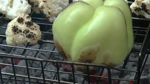 Cauliflower and bell pepper on the grill. Close up 動画素材 52201250