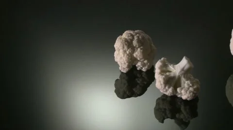 CAULIFLOWER  BEING PREPARED  ON A KITCHEN WORKTOP Vidéo 59006639