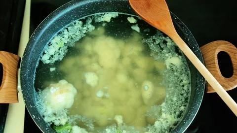 Cauliflower florets boiled in a pot with boiling water 動画素材 345632033