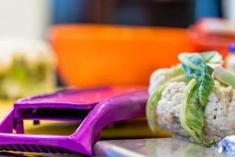 Cauliflower Laying on Kitchen Table Stockfoto's