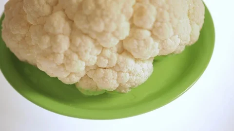 Cauliflower on a plate. Video stock 100937554