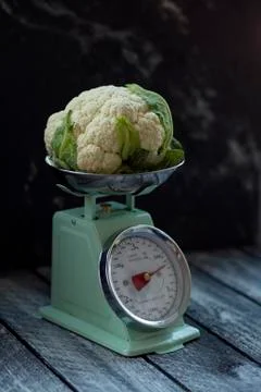 Cauliflower on scales Foto stock