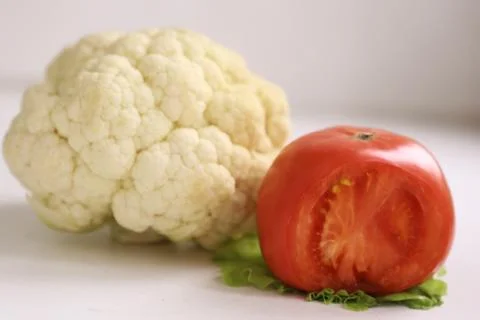 Cauliflower tomato salad leaf vegetable composition Stock-Fotos
