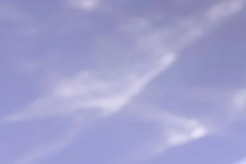 Caustic effect light refraction on lilac wall overlay photo mockup, blurred sun Foto stock