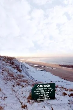 Caution sign on cliff edge Foto stock