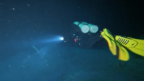 Cave diver exploring a dark, submerged cavern in a mexican cenote Vídeos de archivo 339220143
