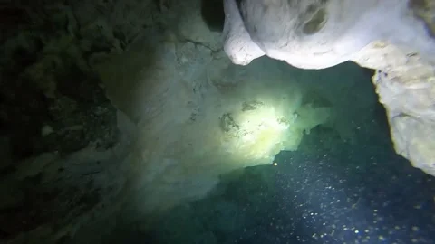Cave Diving in a Cenote Vídeos de archivo 200476135