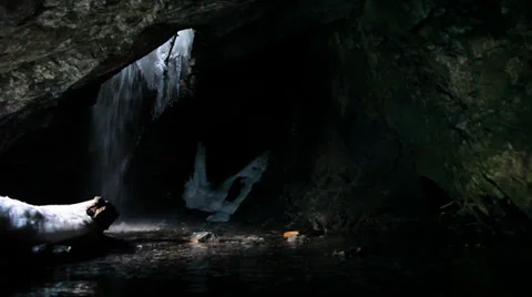 Cave waterfall winter Vídeos de archivo 35909774