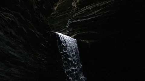 Cavern Cascade Waterfall in Slow Motion Stockbeeldmateriaal 70051698