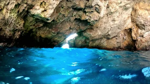 Cavern over turquoise water with a hole with light  entering iluminating water Vídeos de archivo 141596482