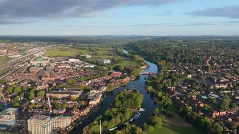 Caversham Bridge Aerial shot over River Thames Reading UK 스톡 동영상 336335991