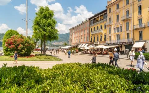 Cavour Square in front of the Lake Como in summer sunny day in Como, Italy Foto stock