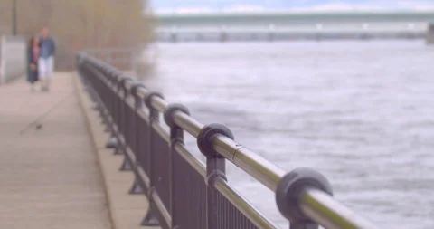 CCouple river Walk blurred background 库存影片 115123870