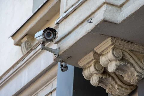 CCTV camera attached on the wall of the building, monitoring and tracking Stock-Fotos