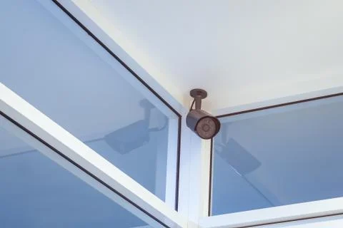 Cctv camera security on wall background in room for safety concept Foto stock