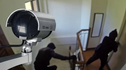 CCTV caught and recorded the two burglars breaking into the house Vídeo Stock 83635089