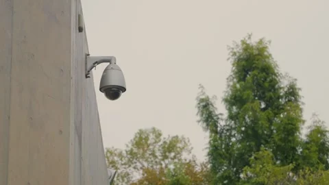 CCTV dome security camera observing an urban park Vidéo 344580732